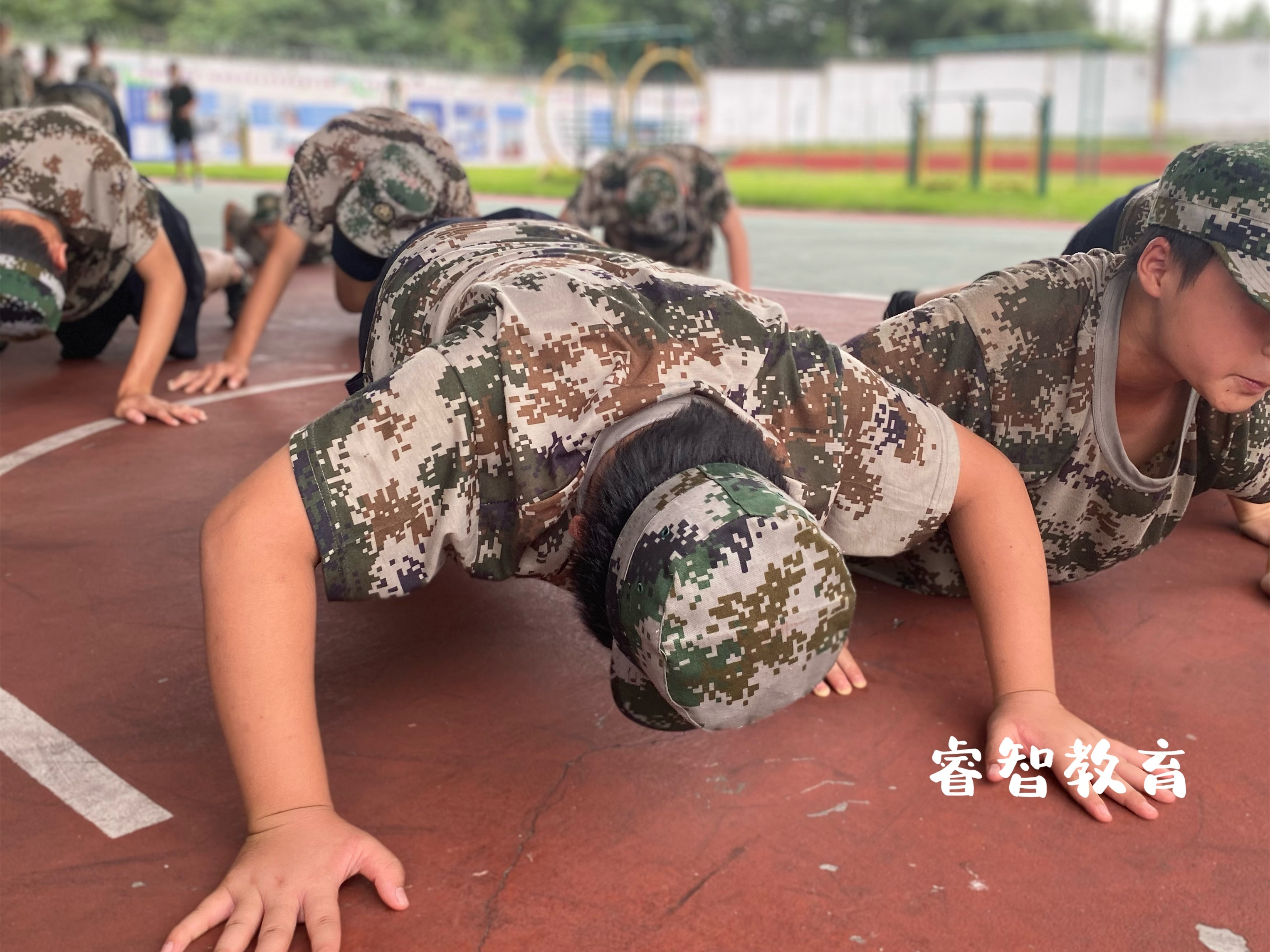 面對(duì)孩子厭學(xué)情況，家長(zhǎng)內(nèi)心焦慮不安，不由得害怕孩子放棄學(xué)習(xí)，以后難以在社會(huì)上立足。嘗試了許多辦法，依舊不能消除孩子的厭學(xué)情緒，讓家長(zhǎng)們十分無(wú)力。新起點(diǎn)專(zhuān)門(mén)學(xué)校，一所廣西玉林市全封閉叛逆學(xué)校來(lái)跟大家分享教育厭學(xué)孩子的方法。