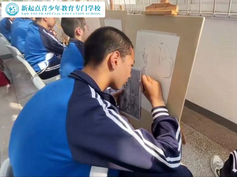 新起點(diǎn)教育專門學(xué)校組織孩子快樂素描