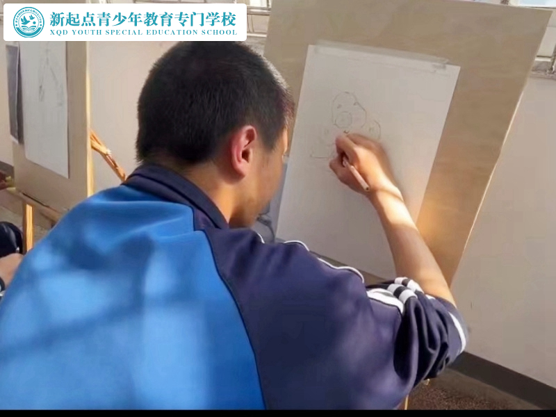 新起點(diǎn)教育專門學(xué)校組織孩子快樂素描