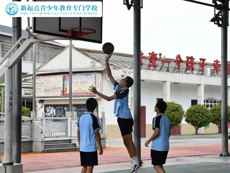 新起點教育青少年特訓(xùn)學(xué)校拓展活動之籃球比賽